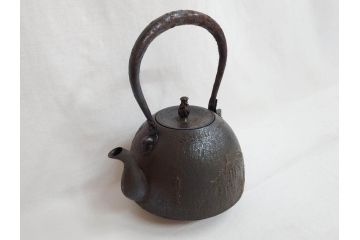 未使用　南部　名工　佐藤秀次郎　秀山作　味わい深い風合いが魅力的な鉄瓶(湯沸、湯瓶、茶道具、茶器、共箱付き)(R-072470)