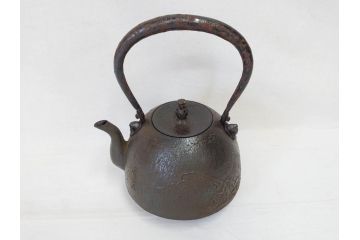 未使用　南部　名工　佐藤秀次郎　秀山作　味わい深い風合いが魅力的な鉄瓶(湯沸、湯瓶、茶道具、茶器、共箱付き)(R-072470)