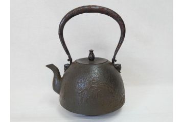 未使用　南部　名工　佐藤秀次郎　秀山作　味わい深い風合いが魅力的な鉄瓶(湯沸、湯瓶、茶道具、茶器、共箱付き)(R-072470)