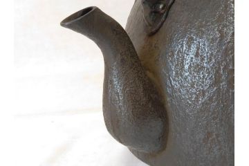 未使用　南部　名工　佐藤秀次郎　秀山作　味わい深い風合いが魅力的な鉄瓶(湯沸、湯瓶、茶道具、茶器、共箱付き)(R-072470)