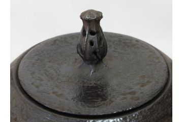 未使用　南部　名工　佐藤秀次郎　秀山作　味わい深い風合いが魅力的な鉄瓶(湯沸、湯瓶、茶道具、茶器、共箱付き)(R-072470)