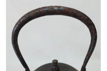 未使用　南部　名工　佐藤秀次郎　秀山作　味わい深い風合いが魅力的な鉄瓶(湯沸、湯瓶、茶道具、茶器、共箱付き)(R-072470)