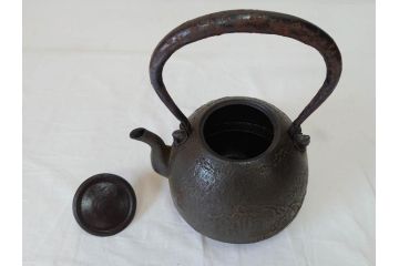 未使用　南部　名工　佐藤秀次郎　秀山作　味わい深い風合いが魅力的な鉄瓶(湯沸、湯瓶、茶道具、茶器、共箱付き)(R-072470)