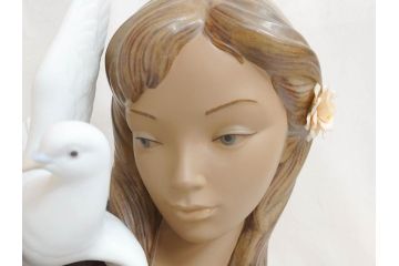 スペイン　リヤドロ　LLADRO　平和の思想　THOUGHTS OF PEACE　約37cm　細部まで丁寧につくられた優美で華麗なフィギュリン(陶器人形、置物、オブジェ、女の子、鳩、箱付き)(R-072476)