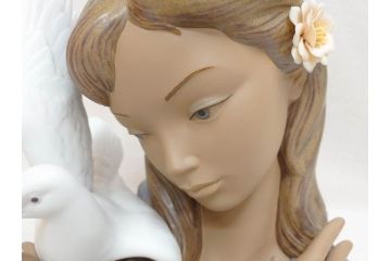 スペイン　リヤドロ　LLADRO　平和の思想　THOUGHTS OF PEACE　約37cm　細部まで丁寧につくられた優美で華麗なフィギュリン(陶器人形、置物、オブジェ、女の子、鳩、箱付き)(R-072476)