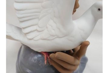 スペイン　リヤドロ　LLADRO　平和の思想　THOUGHTS OF PEACE　約37cm　細部まで丁寧につくられた優美で華麗なフィギュリン(陶器人形、置物、オブジェ、女の子、鳩、箱付き)(R-072476)