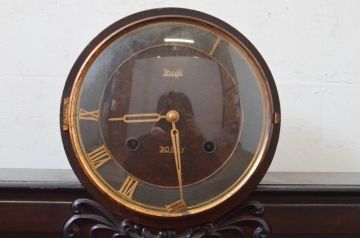 和製アンティーク　Meiji(明治時計社)　30DAY　落ち着いた色合いとリーフ彫刻が素敵な置き時計(置時計、古時計)(R-072505)