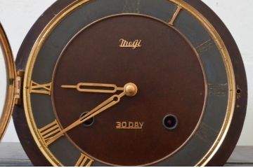 和製アンティーク　Meiji(明治時計社)　30DAY　落ち着いた色合いとリーフ彫刻が素敵な置き時計(置時計、古時計)(R-072505)