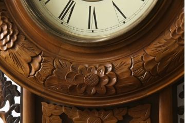 和製アンティーク　REGULATOR A　クォーツ式　特大!! 繊細な彫刻が目を惹く掛け時計(柱時計、古時計、振り子時計)(R-072512)