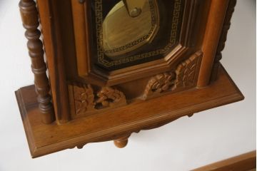 和製アンティーク　REGULATOR A　クォーツ式　特大!! 繊細な彫刻が目を惹く掛け時計(柱時計、古時計、振り子時計)(R-072512)