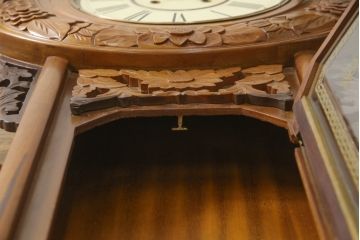 和製アンティーク　REGULATOR A　クォーツ式　特大!! 繊細な彫刻が目を惹く掛け時計(柱時計、古時計、振り子時計)(R-072512)