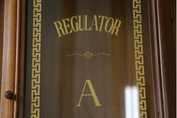 和製アンティーク　REGULATOR A　クォーツ式　特大!! 繊細な彫刻が目を惹く掛け時計(柱時計、古時計、振り子時計)(R-072512)