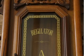 和製アンティーク　REGULATOR A　クォーツ式　特大!! 繊細な彫刻が目を惹く掛け時計(柱時計、古時計、振り子時計)(R-072512)