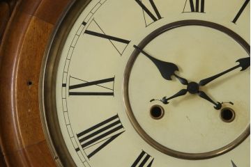 和製アンティーク　REGULATOR A　クォーツ式　特大!! 繊細な彫刻が目を惹く掛け時計(柱時計、古時計、振り子時計)(R-072512)