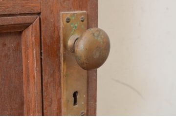アンティーク建具　ラワン材　レトロな佇まいが魅力的なドア1枚(木製扉)(R-072542)