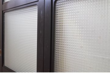 アンティーク建具　高級品!!　石川県産　鏡板欅(ケヤキ)材　バイカラーが目を引く上品なガラス戸4枚セット(引き戸)(R-072547)