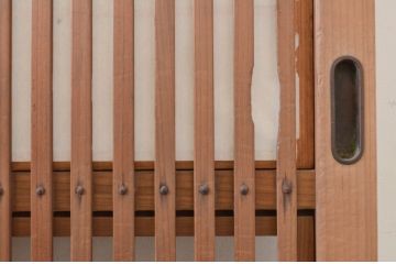 アンティーク建具　風情のある佇まいが魅力的な裏障子付き格子戸2枚セット(引き戸、障子戸、ガラス帯戸)(R-072556)