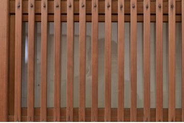 アンティーク建具　風情のある佇まいが魅力的な裏障子付き格子戸2枚セット(引き戸、障子戸、ガラス帯戸)(R-072556)