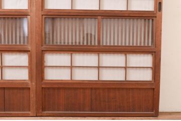 アンティーク建具　風情のある佇まいが魅力的な裏障子付き格子戸2枚セット(引き戸、障子戸、ガラス帯戸)(R-072556)