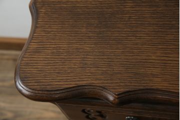 ヨーロッパビンテージ　ルーマニア製　オーク材の温かみある木肌に施されたカービングと猫脚が魅力のサイドチェスト(引き出し、ヴィンテージ)(R-072566)