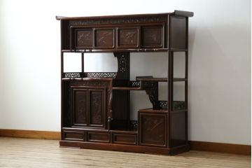 中古　美品　伝統工芸品　大阪唐木指物　唐木の老舗 岡治　紫檀(シタン)材　漆塗り　繊細かつ豪華な彫りが目を引く大振りな飾り棚(違い棚、茶棚、戸棚、収納棚)(定価約80万円)(R-072567)