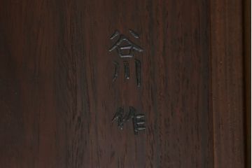 中古　美品　伝統工芸品　大阪唐木指物　唐木の老舗 岡治　紫檀(シタン)材　漆塗り　繊細かつ豪華な彫りが目を引く大振りな飾り棚(違い棚、茶棚、戸棚、収納棚)(定価約80万円)(R-072567)