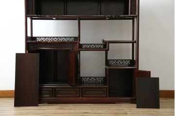 中古　美品　伝統工芸品　大阪唐木指物　唐木の老舗 岡治　紫檀(シタン)材　漆塗り　繊細かつ豪華な彫りが目を引く大振りな飾り棚(違い棚、茶棚、戸棚、収納棚)(定価約80万円)(R-072567)