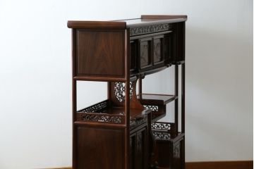 中古　美品　伝統工芸品　大阪唐木指物　唐木の老舗 岡治　紫檀(シタン)材　漆塗り　繊細かつ豪華な彫りが目を引く大振りな飾り棚(違い棚、茶棚、戸棚、収納棚)(定価約80万円)(R-072567)