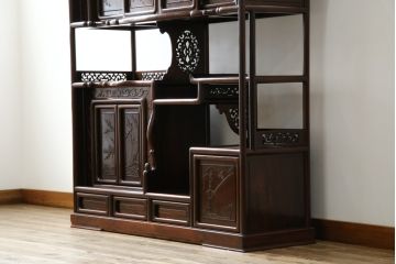 中古　美品　伝統工芸品　大阪唐木指物　唐木の老舗 岡治　紫檀(シタン)材　漆塗り　繊細かつ豪華な彫りが目を引く大振りな飾り棚(違い棚、茶棚、戸棚、収納棚)(定価約80万円)(R-072567)