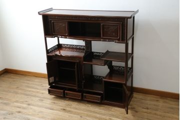中古　美品　伝統工芸品　大阪唐木指物　唐木の老舗 岡治　紫檀(シタン)材　漆塗り　繊細かつ豪華な彫りが目を引く大振りな飾り棚(違い棚、茶棚、戸棚、収納棚)(定価約80万円)(R-072567)
