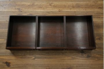 中古　美品　伝統工芸品　大阪唐木指物　唐木の老舗 岡治　紫檀(シタン)材　漆塗り　繊細かつ豪華な彫りが目を引く大振りな飾り棚(違い棚、茶棚、戸棚、収納棚)(定価約80万円)(R-072567)