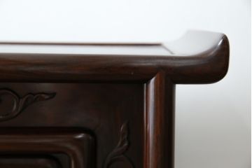 中古　美品　伝統工芸品　大阪唐木指物　唐木の老舗 岡治　紫檀(シタン)材　漆塗り　繊細かつ豪華な彫りが目を引く大振りな飾り棚(違い棚、茶棚、戸棚、収納棚)(定価約80万円)(R-072567)