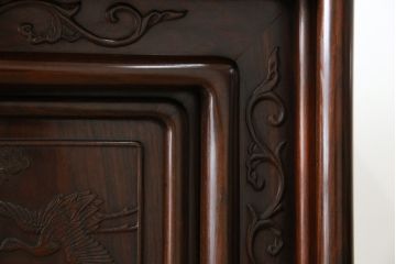 中古　美品　伝統工芸品　大阪唐木指物　唐木の老舗 岡治　紫檀(シタン)材　漆塗り　繊細かつ豪華な彫りが目を引く大振りな飾り棚(違い棚、茶棚、戸棚、収納棚)(定価約80万円)(R-072567)