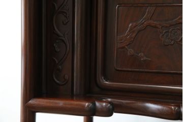 中古　美品　伝統工芸品　大阪唐木指物　唐木の老舗 岡治　紫檀(シタン)材　漆塗り　繊細かつ豪華な彫りが目を引く大振りな飾り棚(違い棚、茶棚、戸棚、収納棚)(定価約80万円)(R-072567)