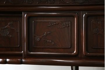 中古　美品　伝統工芸品　大阪唐木指物　唐木の老舗 岡治　紫檀(シタン)材　漆塗り　繊細かつ豪華な彫りが目を引く大振りな飾り棚(違い棚、茶棚、戸棚、収納棚)(定価約80万円)(R-072567)