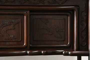 中古　美品　伝統工芸品　大阪唐木指物　唐木の老舗 岡治　紫檀(シタン)材　漆塗り　繊細かつ豪華な彫りが目を引く大振りな飾り棚(違い棚、茶棚、戸棚、収納棚)(定価約80万円)(R-072567)