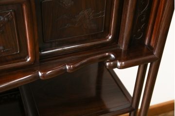 中古　美品　伝統工芸品　大阪唐木指物　唐木の老舗 岡治　紫檀(シタン)材　漆塗り　繊細かつ豪華な彫りが目を引く大振りな飾り棚(違い棚、茶棚、戸棚、収納棚)(定価約80万円)(R-072567)