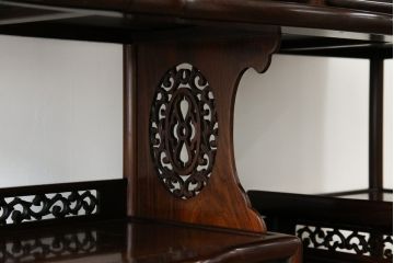 中古　美品　伝統工芸品　大阪唐木指物　唐木の老舗 岡治　紫檀(シタン)材　漆塗り　繊細かつ豪華な彫りが目を引く大振りな飾り棚(違い棚、茶棚、戸棚、収納棚)(定価約80万円)(R-072567)