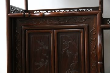 中古　美品　伝統工芸品　大阪唐木指物　唐木の老舗 岡治　紫檀(シタン)材　漆塗り　繊細かつ豪華な彫りが目を引く大振りな飾り棚(違い棚、茶棚、戸棚、収納棚)(定価約80万円)(R-072567)