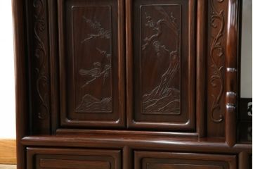 中古　美品　伝統工芸品　大阪唐木指物　唐木の老舗 岡治　紫檀(シタン)材　漆塗り　繊細かつ豪華な彫りが目を引く大振りな飾り棚(違い棚、茶棚、戸棚、収納棚)(定価約80万円)(R-072567)