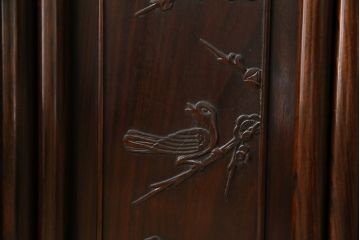 中古　美品　伝統工芸品　大阪唐木指物　唐木の老舗 岡治　紫檀(シタン)材　漆塗り　繊細かつ豪華な彫りが目を引く大振りな飾り棚(違い棚、茶棚、戸棚、収納棚)(定価約80万円)(R-072567)