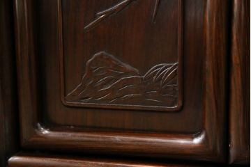 中古　美品　伝統工芸品　大阪唐木指物　唐木の老舗 岡治　紫檀(シタン)材　漆塗り　繊細かつ豪華な彫りが目を引く大振りな飾り棚(違い棚、茶棚、戸棚、収納棚)(定価約80万円)(R-072567)