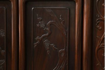 中古　美品　伝統工芸品　大阪唐木指物　唐木の老舗 岡治　紫檀(シタン)材　漆塗り　繊細かつ豪華な彫りが目を引く大振りな飾り棚(違い棚、茶棚、戸棚、収納棚)(定価約80万円)(R-072567)
