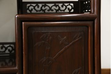 中古　美品　伝統工芸品　大阪唐木指物　唐木の老舗 岡治　紫檀(シタン)材　漆塗り　繊細かつ豪華な彫りが目を引く大振りな飾り棚(違い棚、茶棚、戸棚、収納棚)(定価約80万円)(R-072567)