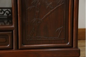 中古　美品　伝統工芸品　大阪唐木指物　唐木の老舗 岡治　紫檀(シタン)材　漆塗り　繊細かつ豪華な彫りが目を引く大振りな飾り棚(違い棚、茶棚、戸棚、収納棚)(定価約80万円)(R-072567)