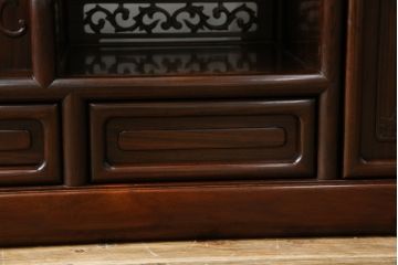 中古　美品　伝統工芸品　大阪唐木指物　唐木の老舗 岡治　紫檀(シタン)材　漆塗り　繊細かつ豪華な彫りが目を引く大振りな飾り棚(違い棚、茶棚、戸棚、収納棚)(定価約80万円)(R-072567)