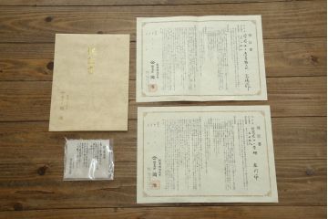 中古　美品　伝統工芸品　大阪唐木指物　唐木の老舗 岡治　紫檀(シタン)材　漆塗り　繊細かつ豪華な彫りが目を引く大振りな飾り棚(違い棚、茶棚、戸棚、収納棚)(定価約80万円)(R-072567)