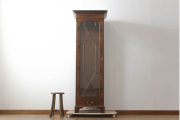 中古　アメリカ高級輸入家具　IDC大塚家具取り扱い　Scarborough House(スカボローファインファニチャー)　クラシカルなデザインが魅力の縦型キャビネット(ショーケース、ガラスケース、キュリオケース、飾り棚、ディスプレイ棚、店舗什器)(定価約70万円)(R-072568)