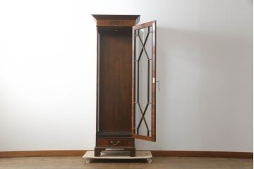 中古　アメリカ高級輸入家具　IDC大塚家具取り扱い　Scarborough House(スカボローファインファニチャー)　クラシカルなデザインが魅力の縦型キャビネット(ショーケース、ガラスケース、キュリオケース、飾り棚、ディスプレイ棚、店舗什器)(定価約70万円)(R-072568)