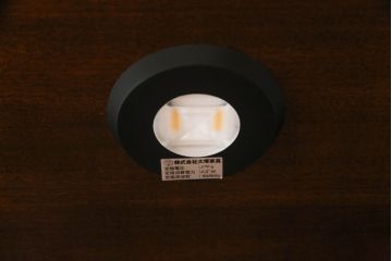 中古　アメリカ高級輸入家具　IDC大塚家具取り扱い　Scarborough House(スカボローファインファニチャー)　クラシカルなデザインが魅力の縦型キャビネット(ショーケース、ガラスケース、キュリオケース、飾り棚、ディスプレイ棚、店舗什器)(定価約70万円)(R-072568)